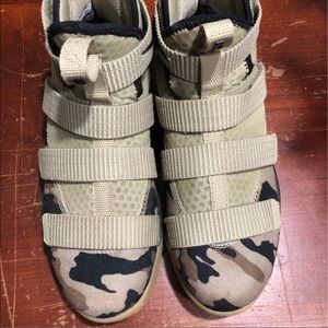 Nike LeBron Soldier XI  Basketball Shoes Sz 7Y